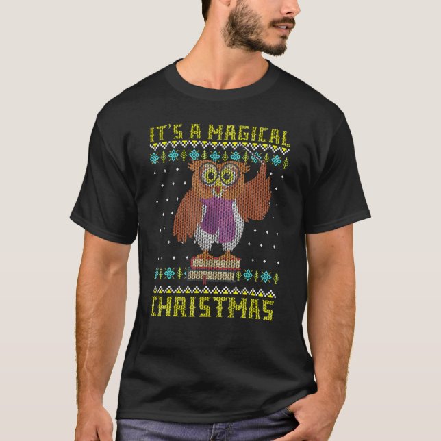 Camiseta It's A Magical Christmas Wizard Nerd Book Owl (Frente)