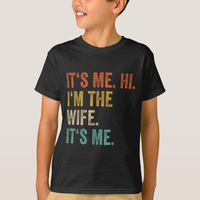 Camiseta Its Me Hi Im The Wife Its Me Love Funny Married Co (Frente)