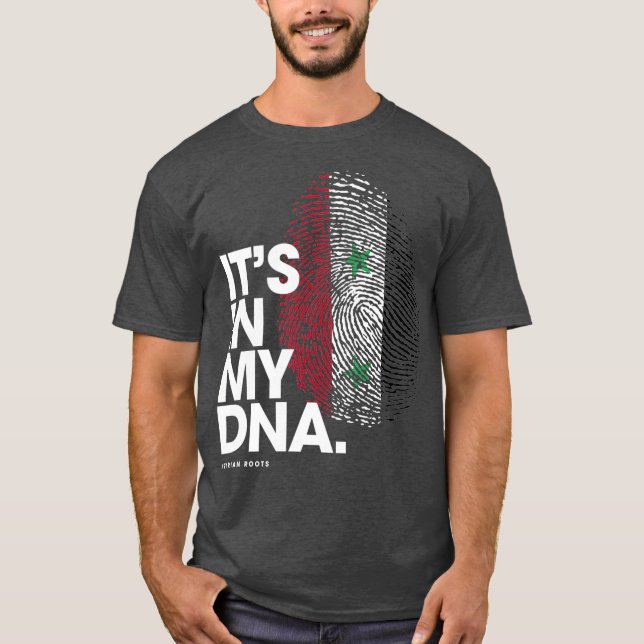 Camiseta ITS NO MEU DNA Síria Bandeira Raízes Sírias (Frente)