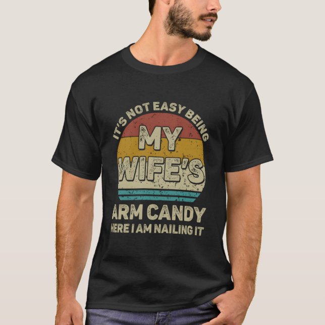 Camiseta It'S Not Easy Being My 'S Arm Candy Here I Am Nail (Frente)