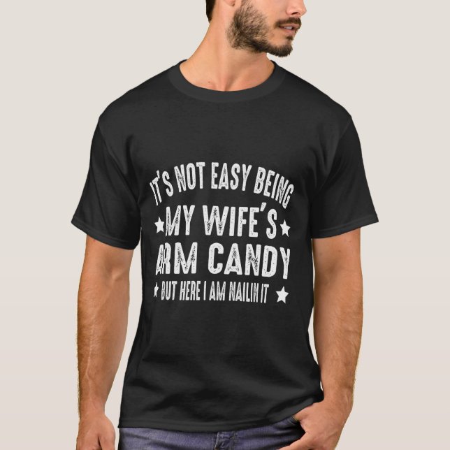 Camiseta It's Not Easy Being My Wife's Arm Candy But Here I (Frente)