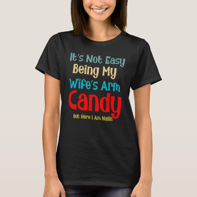 Camiseta It's Not Easy Being My Wife's Arm Candy But Here I (Frente)