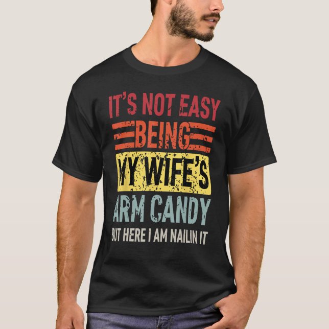Camiseta Its Not Easy Being My Wife's Arm Candy Funny Fathe (Frente)