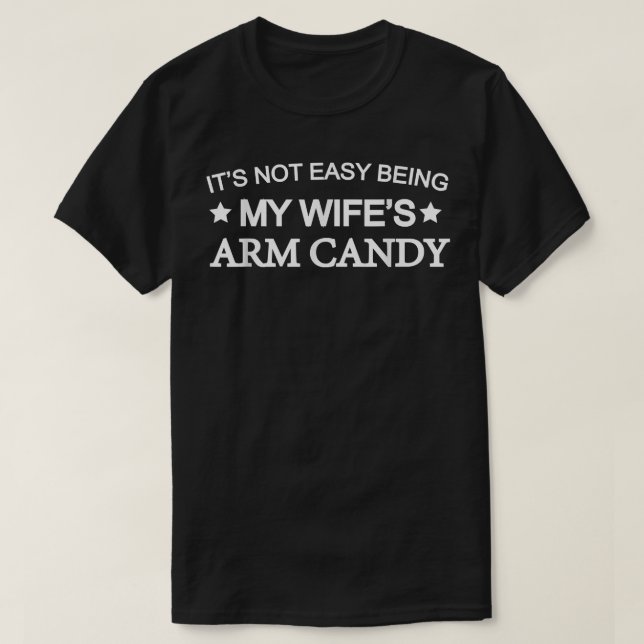 Camiseta Its Not Easy Being My Wifes Arm Candy, Funny Husba (Frente do Design)