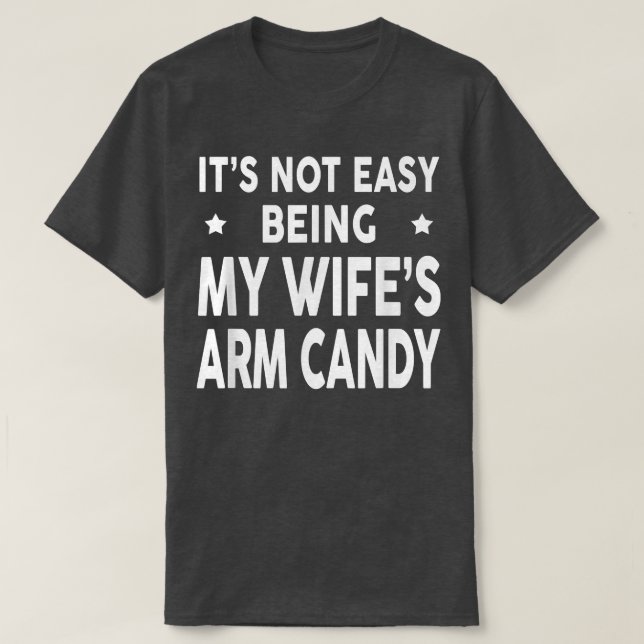 Camiseta Its Not Easy Being My Wifes Arm Candy Funny Husban (Frente do Design)