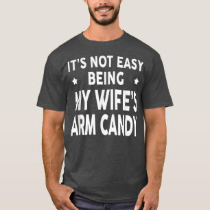 Camiseta Its Not Easy Being My Wifes Arm Candy Funny Husban
