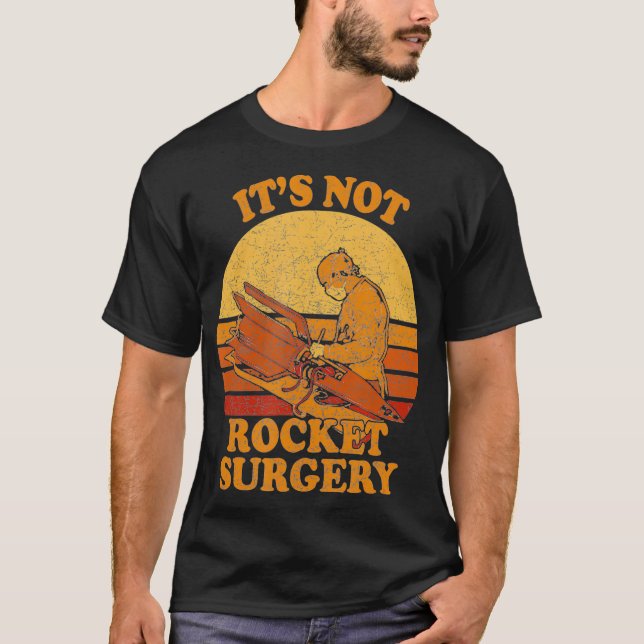 Camiseta Its Not Rocket Surgery  Retro Surgeon Rocket (Frente)