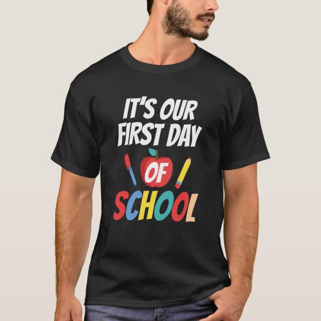 Camiseta It's Our First Day Of School Back To School Teache (Frente)