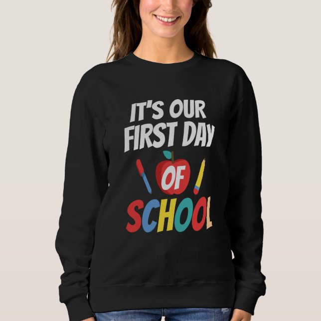 Camiseta It's Our First Day Of School Back To School Teache (Frente)