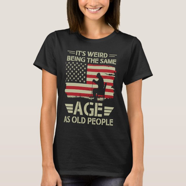 Camiseta It's Weird Being The Same Age As Old People Americ (Frente)