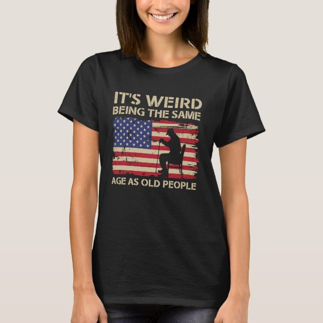 Camiseta It's Weird Being The Same Age As Old People Americ (Frente)