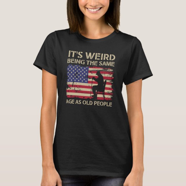Camiseta It's Weird Being The Same Age As Old People Americ (Frente)