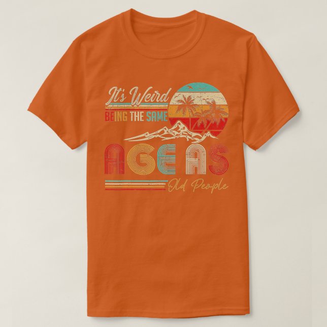 Camiseta Its Weird Being The Same Age As Old People Funny V (Frente do Design)