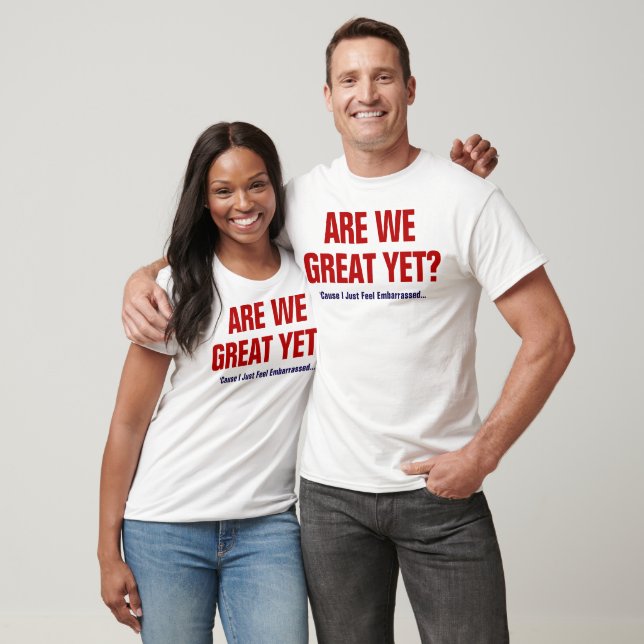 Camiseta Já somos grandiosos? Eu só sinto vergonha (Unissex)