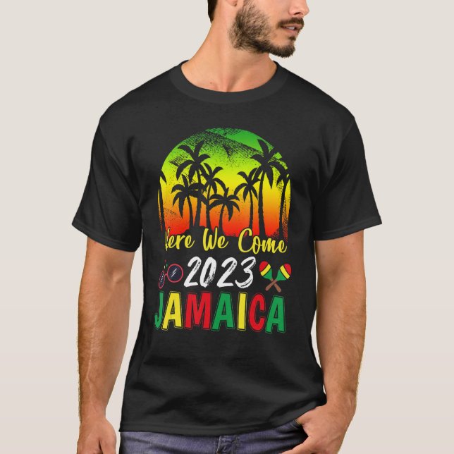 Camiseta Jamaica Trip 2023 Aqui Vemos A Reunião Familiar Fr (Frente)
