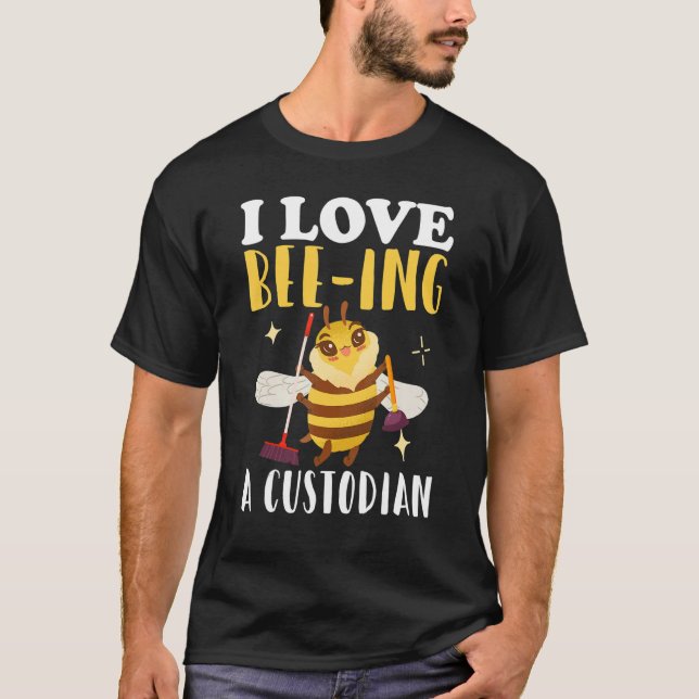 Camiseta Janitor Cleaner Honay Bee Eu Adoro Estar Em Um Cus (Frente)