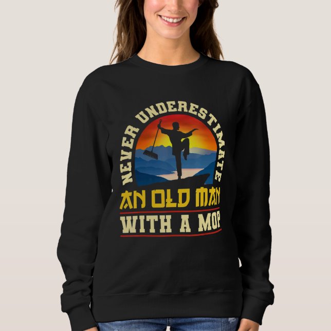 Camiseta Janitor Cleaner Never Underestimate An Old Man Wit (Frente)