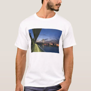Camiseta Japão. Tóquio. Ponte Rainbow em Baía de Tóquio.