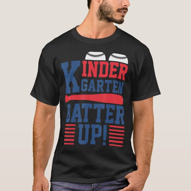 Camiseta Jardim De Infância Batendo Basebol De Volta À Esco (Frente)