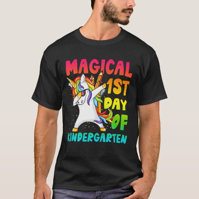 Camiseta Jardim De Infância Magical De 1Rua De Volta À Dabb (Frente)