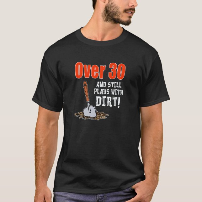 Camiseta Jardinagem 4\Acima de 30 e Ainda Brinca com Terra  (Frente)