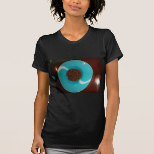Camiseta Java Vibes: Grãos de Café e Arte de Tigela Azul Ci