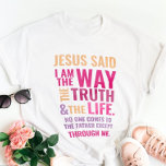 Camiseta Jesus<br><div class="desc">A camiseta cristã com o verso bíblico de João 14:6 Jesus lhe disse, "Eu sou o caminho, a verdade, e a vida. Ninguém pode vir ao Pai exceto por mim". Os versos estão em cor laranja vermelha e rosada e em caligrafia mista e tipografia minimalista. Esta moda, design de fé...</div>