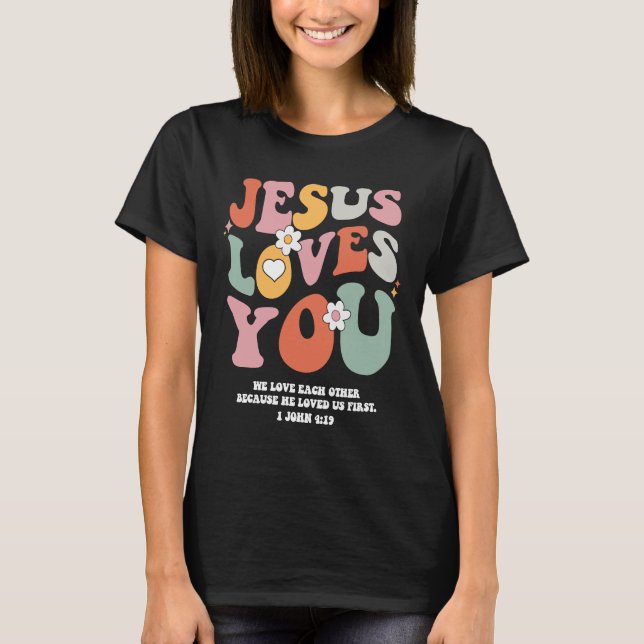 Camiseta Jesus Te Ama Bíblia Cristã Verse Retro Groovy (Frente)