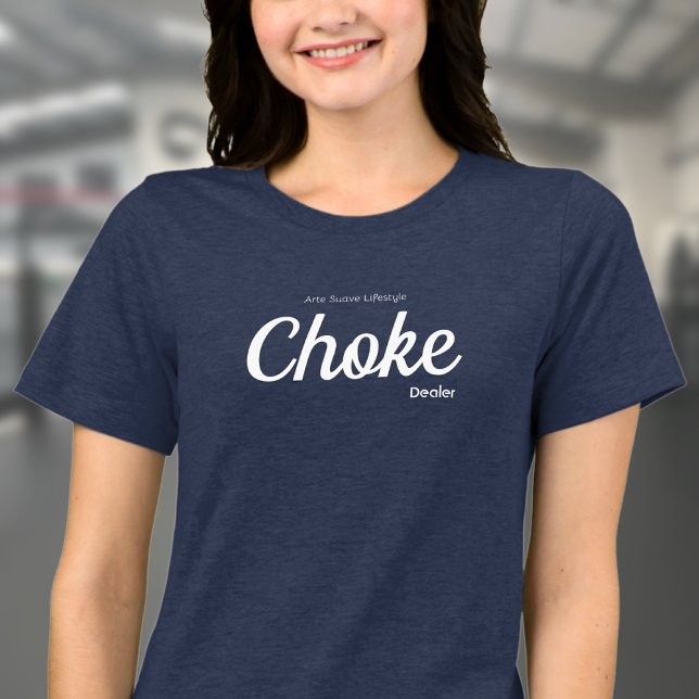 Camiseta Jiu Jitsu Choke Dealer Arte Suave (Navy blue BJJ tshirt worn be female model in a gym.)
