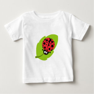 Camiseta Joaninha adorável em uma folha