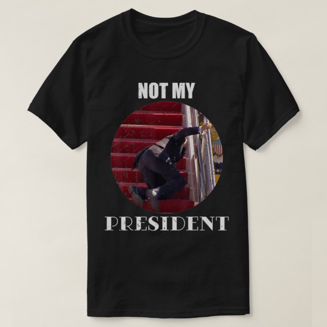 Camiseta Joe Biden Caindo Escadas Não Meu Presidente (Frente do Design)