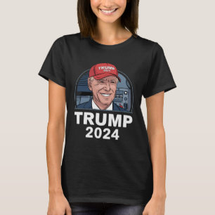 Camiseta Joe Biden Usando um Chapéu de Trump