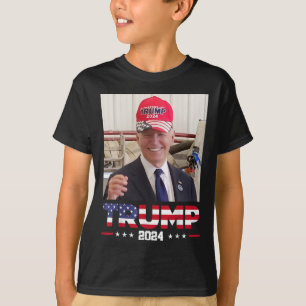 Camiseta Joe Biden Usando Um Chapéu De Trump
