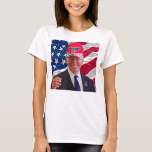Camiseta Joe biden Vestindo Um Chapéu De Trump