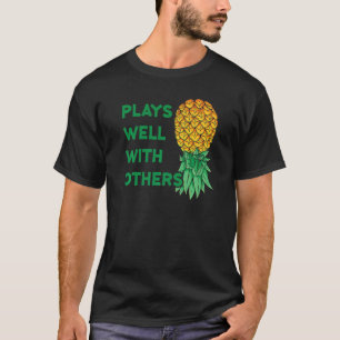 Camiseta Joga Bem Com Outros Poli De Abaixo De Abacaxi