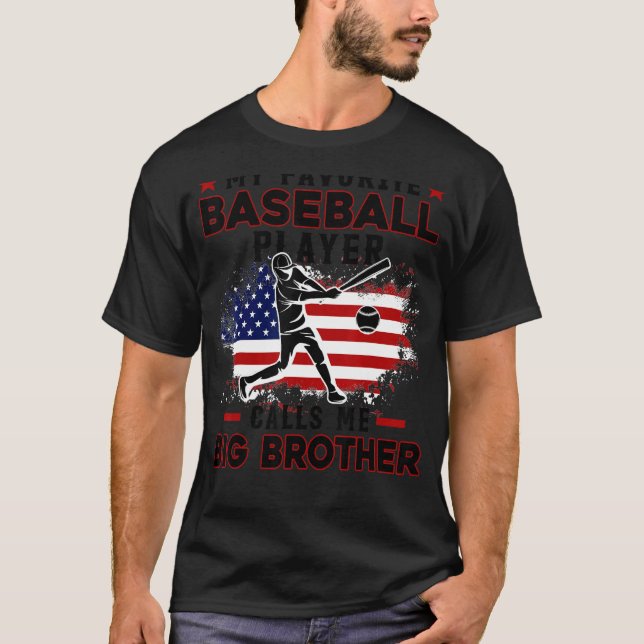 Camiseta Jogador de Baseball Favorito Me Chama Grande Irmão (Frente)