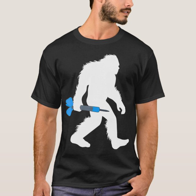 Camiseta Jogador de Dardos Bigfoot Dartsmith Sasquatch Dart (Frente)