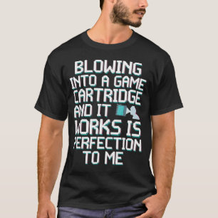 Camiseta Jogador de Jogos Retrô Assoprando um Cartucho de J