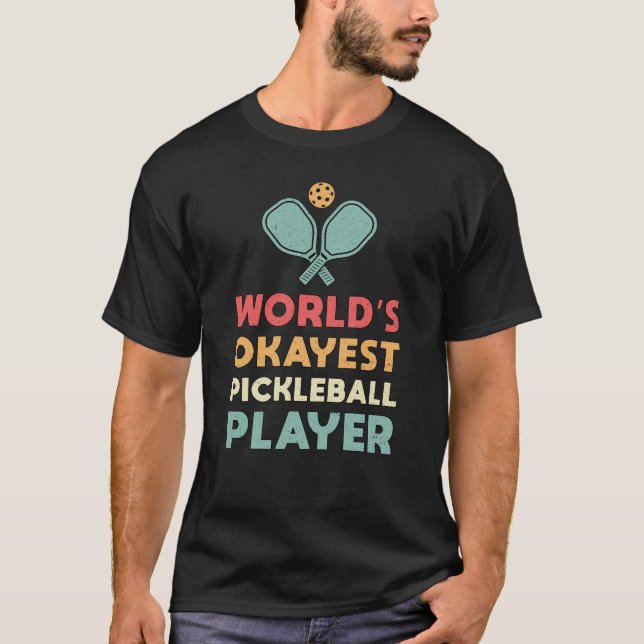 Camiseta Jogador de Pickleball Retro do Mundo mais Okayest (Frente)