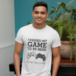 Camiseta Jogador Engraçado | Pausei Meu Jogo<br><div class="desc">Camiseta de jogador humorístico com dois suportes de controle de computador,  e o engraçado ditado "Eu pausei meu jogo para estar aqui,  você é bem-vindo"</div>