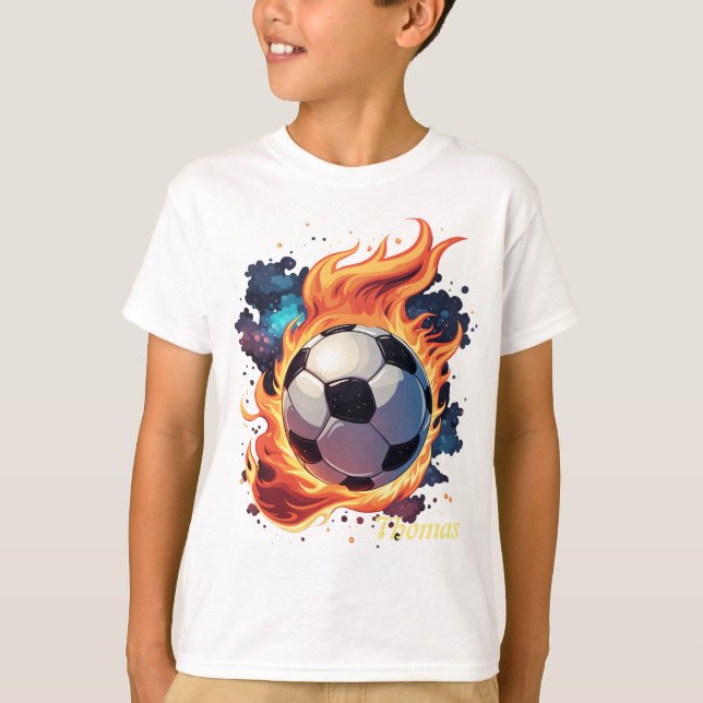 Camiseta Jogando bola de futebol com chamas. (Frente)