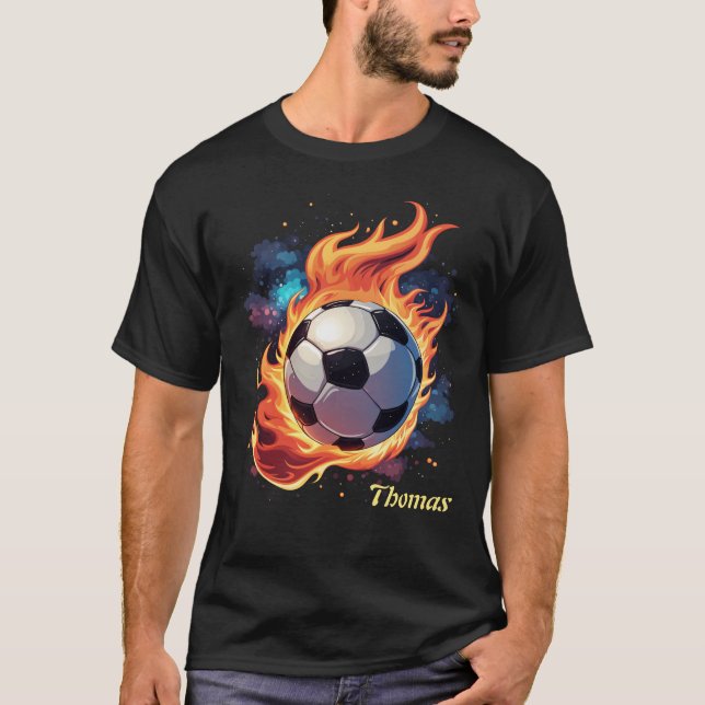 Camiseta Jogando bola de futebol com chamas. (Frente)