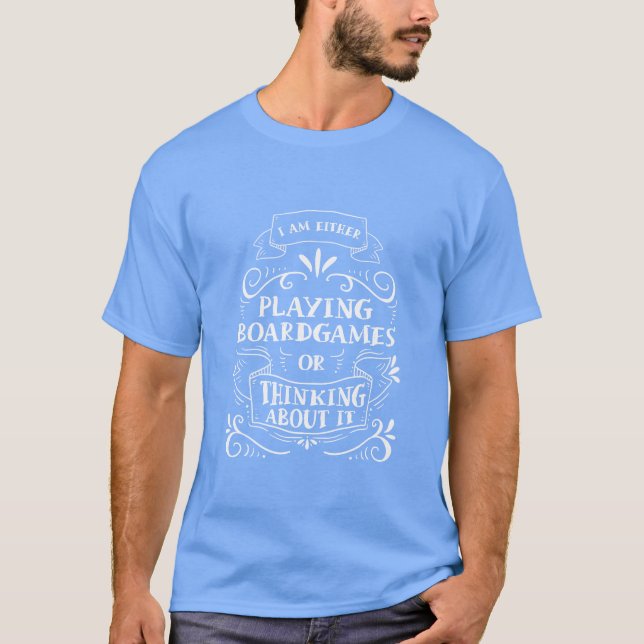 Camiseta Jogando Jogos de Tabuleiro ou pensando sobre isso  (Frente)