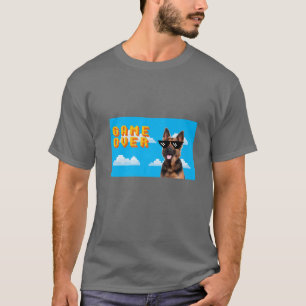 Camiseta Jogo de 8 bits sobre o German shepherd