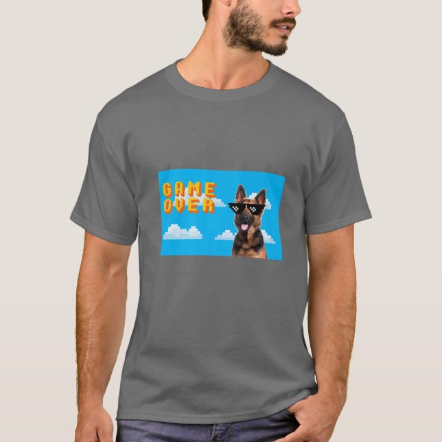 Camiseta Jogo de 8 bits sobre o German shepherd (Frente)