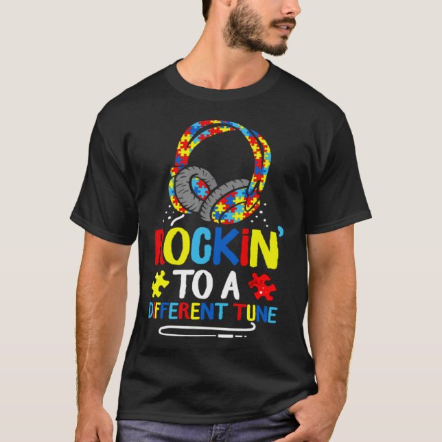 Camiseta Jogo sobre Autismo: Tocando uma Melodia Diferente  (Frente)