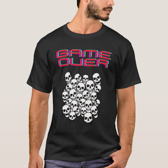 Camiseta Jogo Sobre O Halloween Com Pilha De Esqueletos E A (Frente)