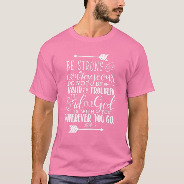 Camiseta Joshua 1:9 Bíblia Cristã Verso Rosa (Frente)