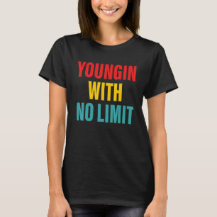 Camiseta Jovem Com Roupas Sem Limite