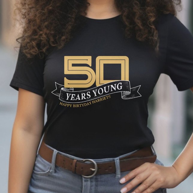Camiseta Jovem faixa de 50 anos preto e Dourado 50º anivers (Black & Gold 50 Years Young Banner 50th Birthday T-Shirt)